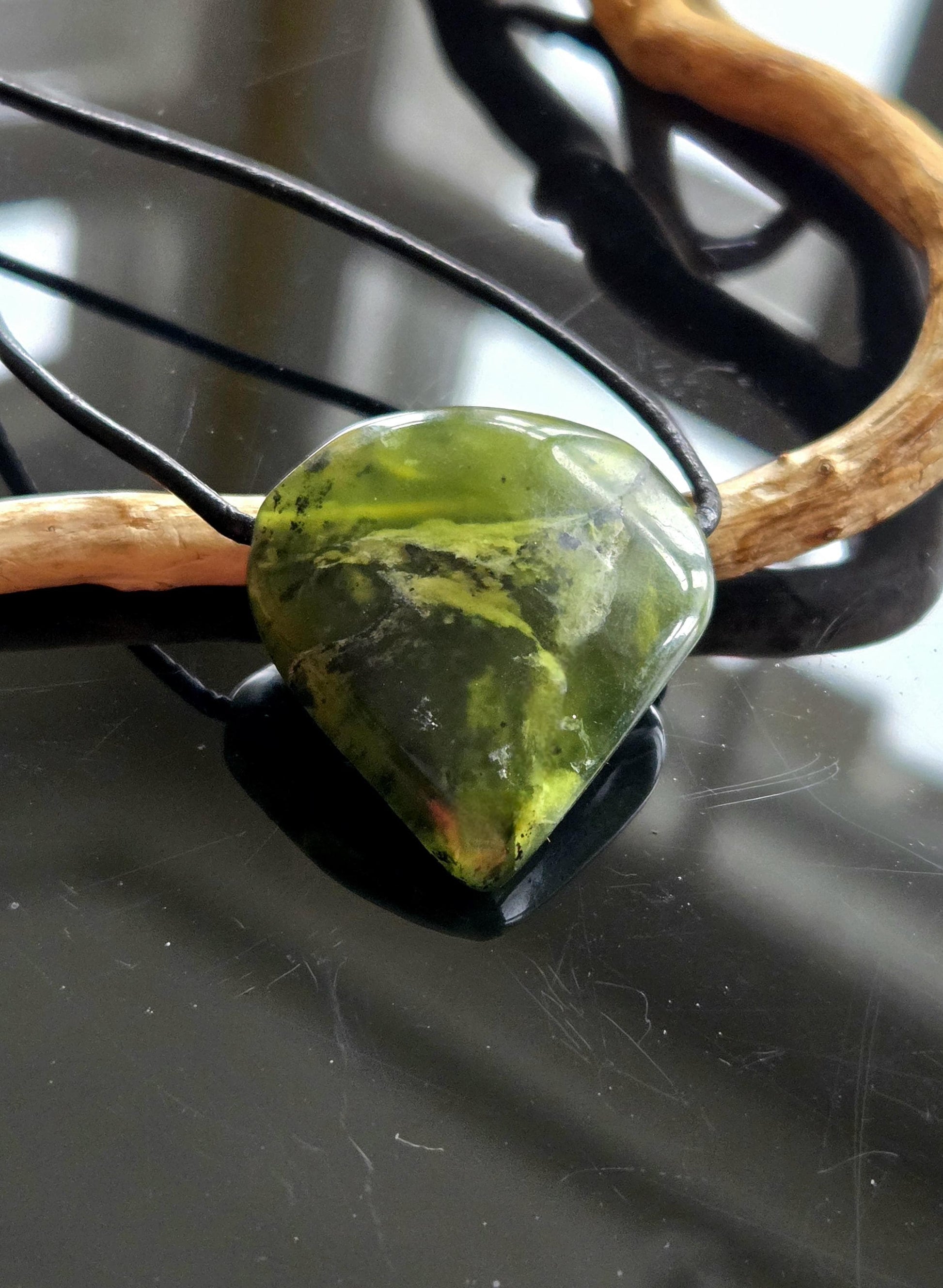 Magischer Vesuvianit Idokras Anhänger, 31 x 28 x 8 mm, gebohrt, an verstellbarem Lederband