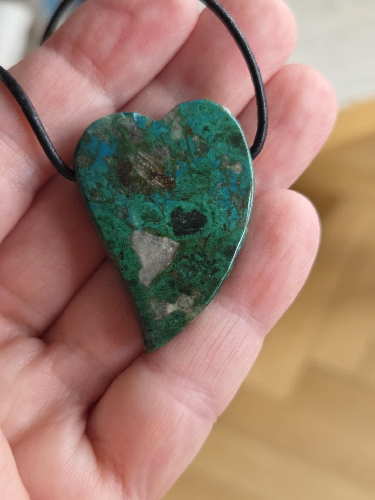 Azurit Malachit in Chalcedon Herz förmig, Anhänger, 39 x 26 x 9 mm, gebohrt, an verstellbarem Lederband