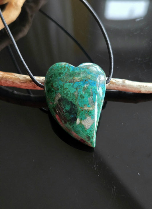 Azurit Malachit in Chalcedon Herz förmig, Anhänger, 39 x 26 x 9 mm, gebohrt, an verstellbarem Lederband