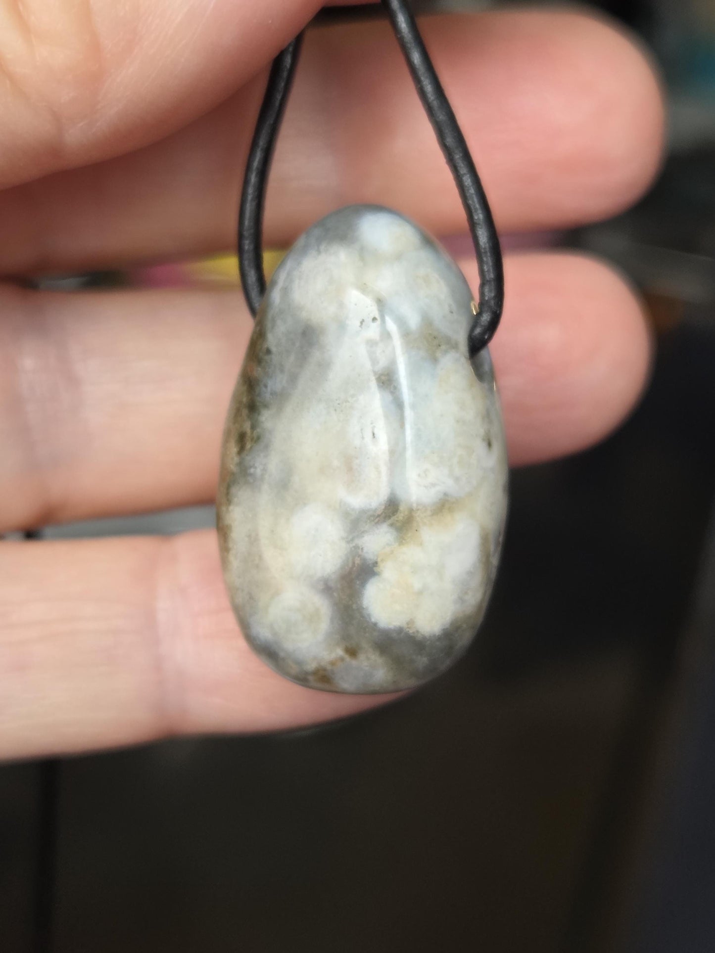 Ozean Jaspis, Ocean Jasper, Ozeanjaspis Anhänger, 33 x 18 x 11 mm, gebohrt, an verstellbarem Lederband