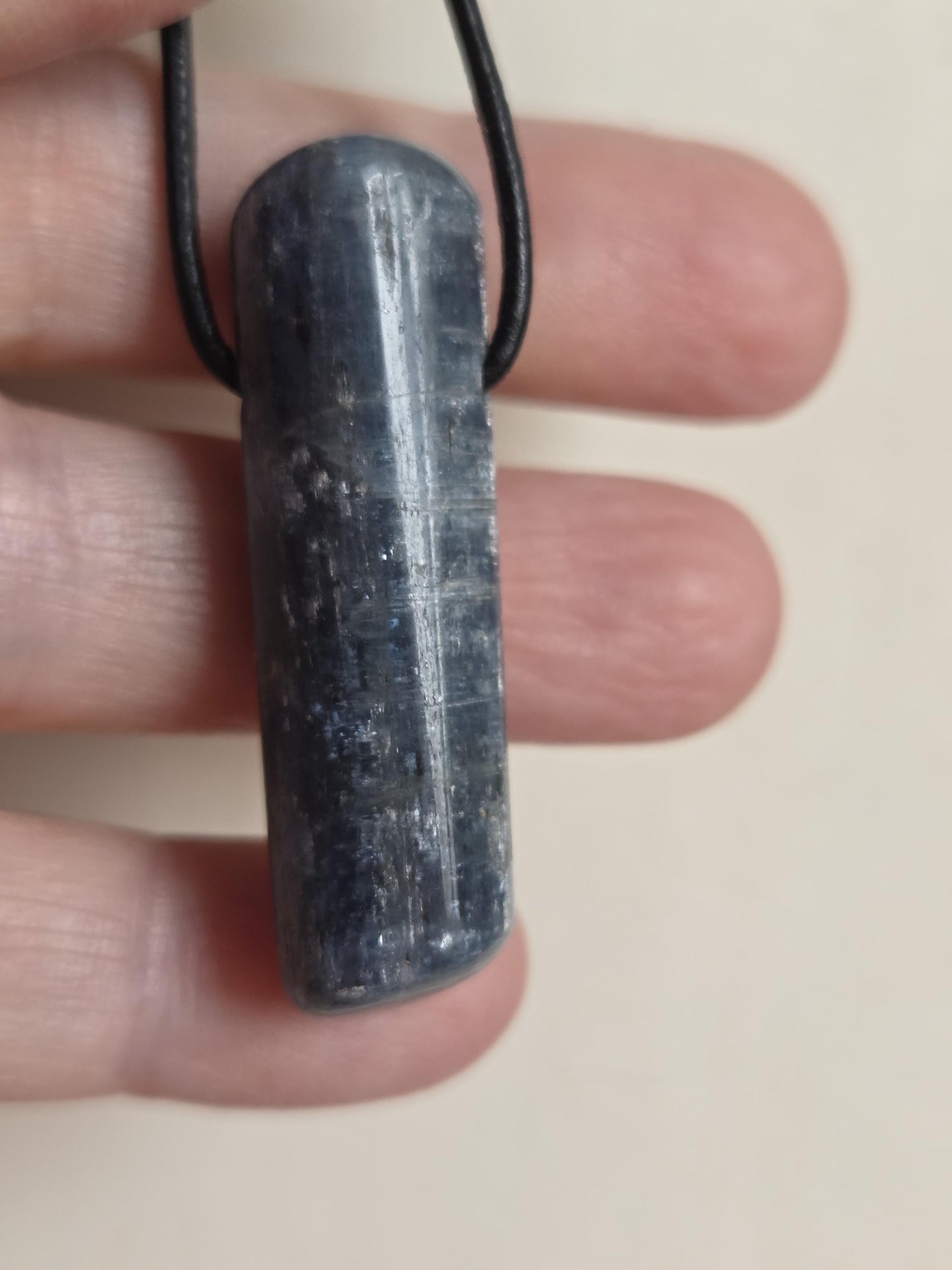 Kyanit Anhänger Stäbchen Kyanit Dysthen, gebohrt, 44 x 12 x 12 mm, an verstellbarem Lederband, kyanite