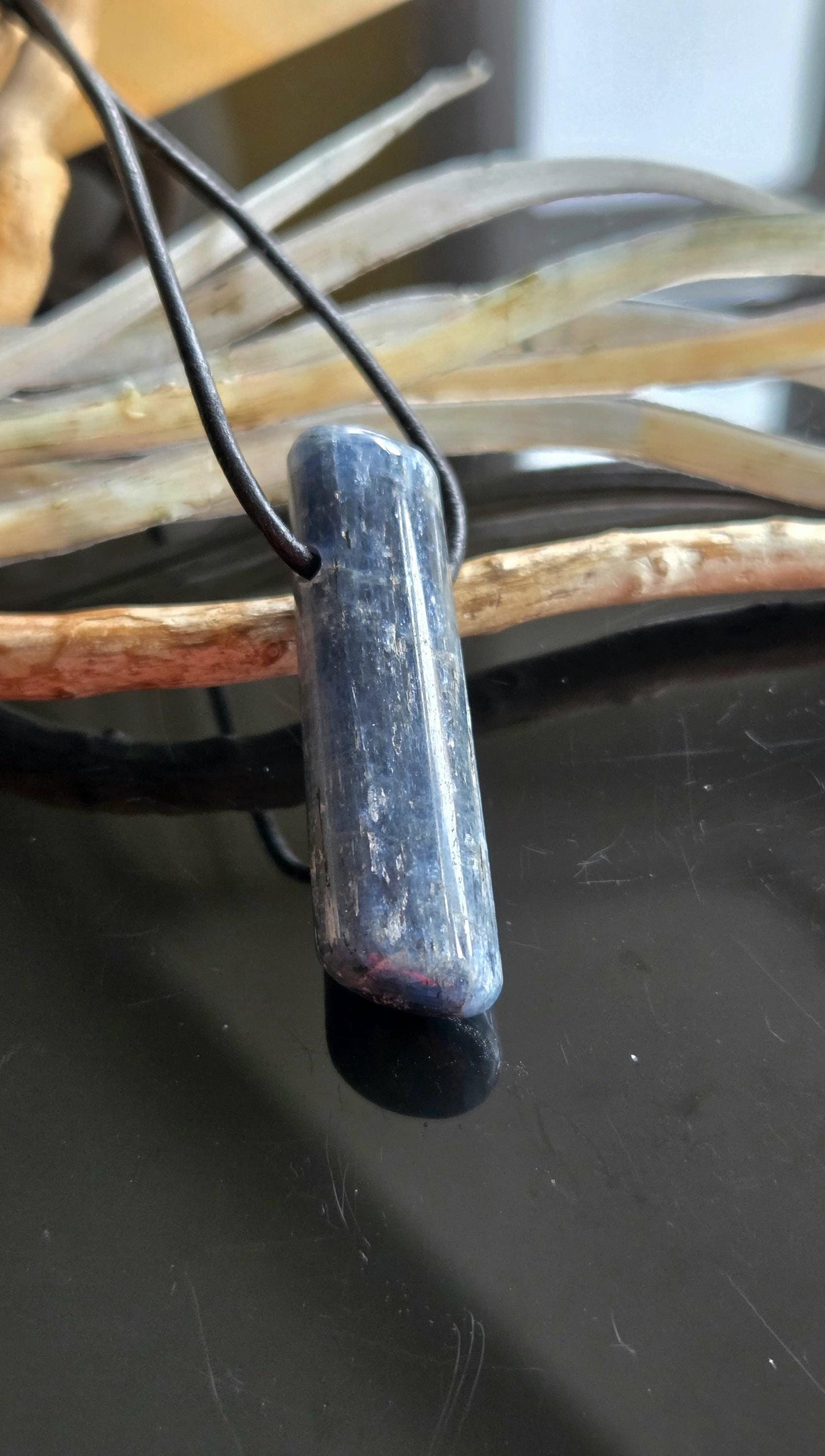 Kyanit Anhänger Stäbchen Kyanit Dysthen, gebohrt, 44 x 12 x 12 mm, an verstellbarem Lederband, kyanite