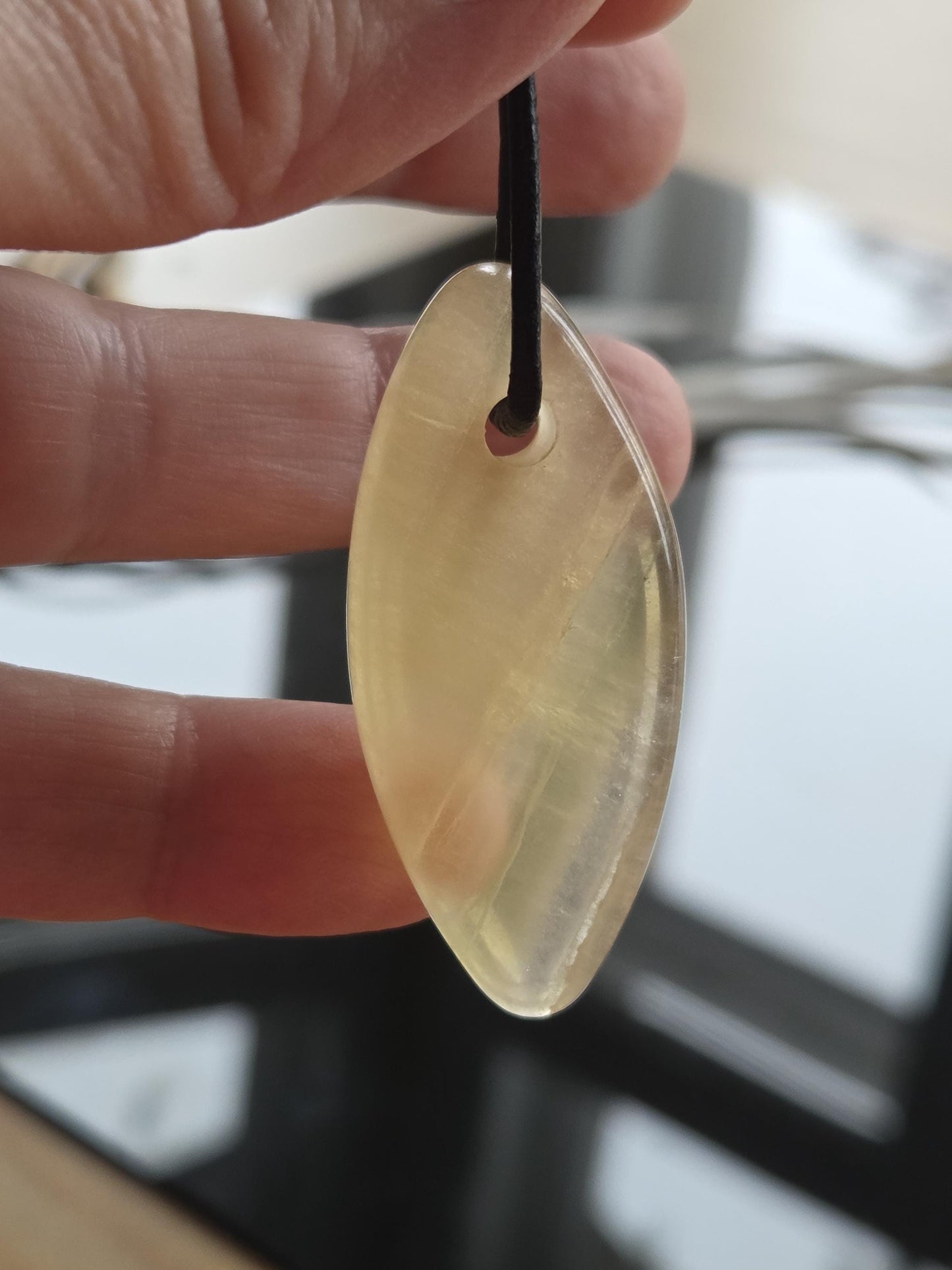 Fluorit gelb Anhänger Navette förmig Regenbogenfluorit, Feenstein, 46 x 21 x 9 mm, gebohrt, an verstellbarem Lederband