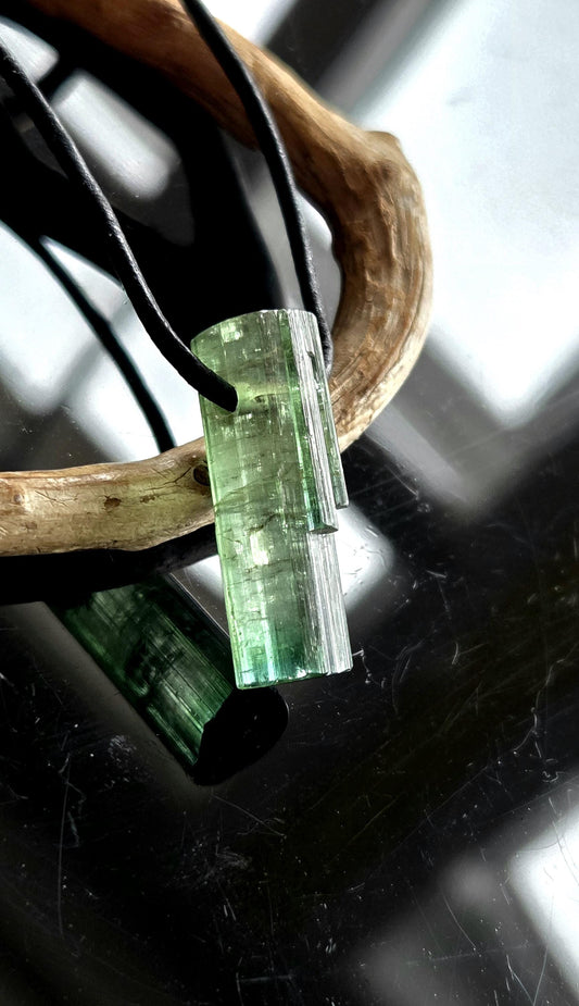 Wassermelonenturmalin Verdelith Rohstein Stäbchen, Anhänger, 26 x 9 x 10 mm, gebohrt, an verstellbarem Lederband