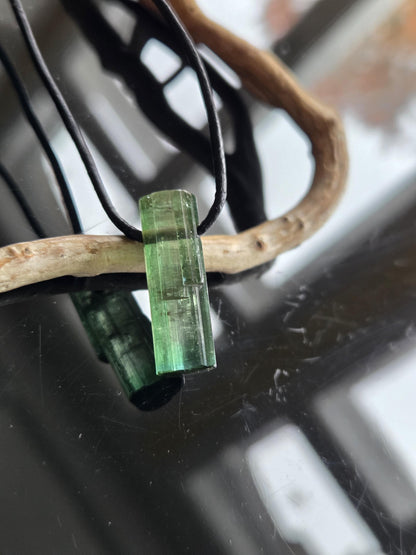 Wassermelonenturmalin Verdelith Rohstein Stäbchen, Anhänger, 26 x 9 x 10 mm, gebohrt, an verstellbarem Lederband