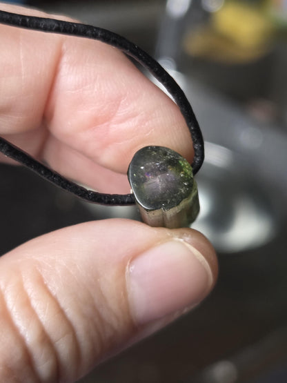 Wassermelonenturmalin Verdelith Rohstein Stäbchen, Anhänger, 26 x 9 x 10 mm, gebohrt, an verstellbarem Lederband