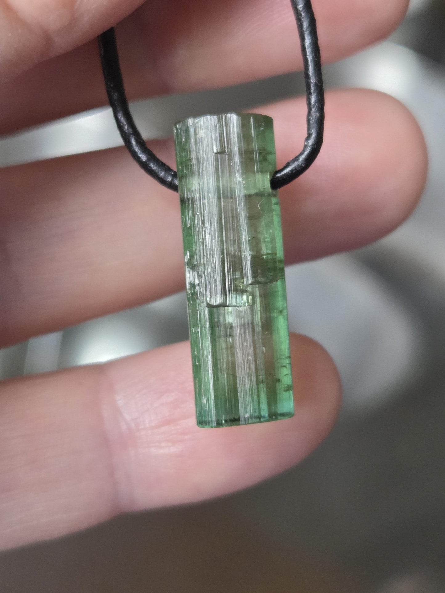 Wassermelonenturmalin Verdelith Rohstein Stäbchen, Anhänger, 26 x 9 x 10 mm, gebohrt, an verstellbarem Lederband