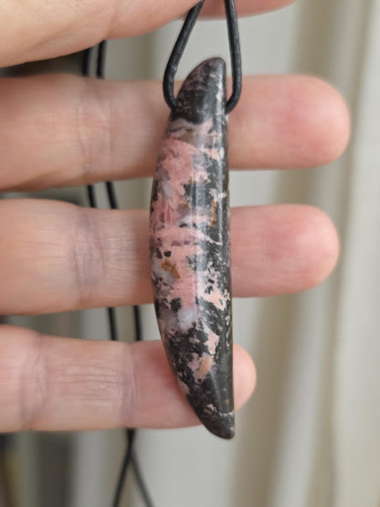 Rhodonit aus dem Piemont Italien, Anhänger, 60 x 14 x 8 mm, gebohrt, an verstellbarem Lederband