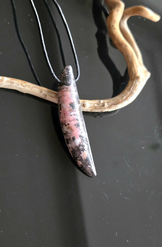 Rhodonit aus dem Piemont Italien, Anhänger, 60 x 14 x 8 mm, gebohrt, an verstellbarem Lederband