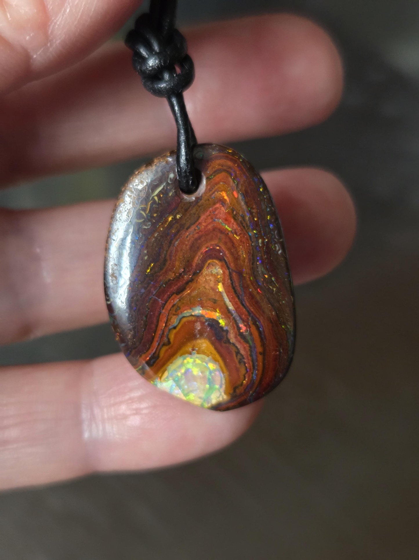 Traum von Boulder Opal flashfire Boulderopal Anhänger, "Versunkener Schatz", 31 x 21 x 8 mm, gebohrt, an verstellbarem Lederband