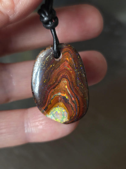 Traum von Boulder Opal flashfire Boulderopal Anhänger, "Versunkener Schatz", 31 x 21 x 8 mm, gebohrt, an verstellbarem Lederband