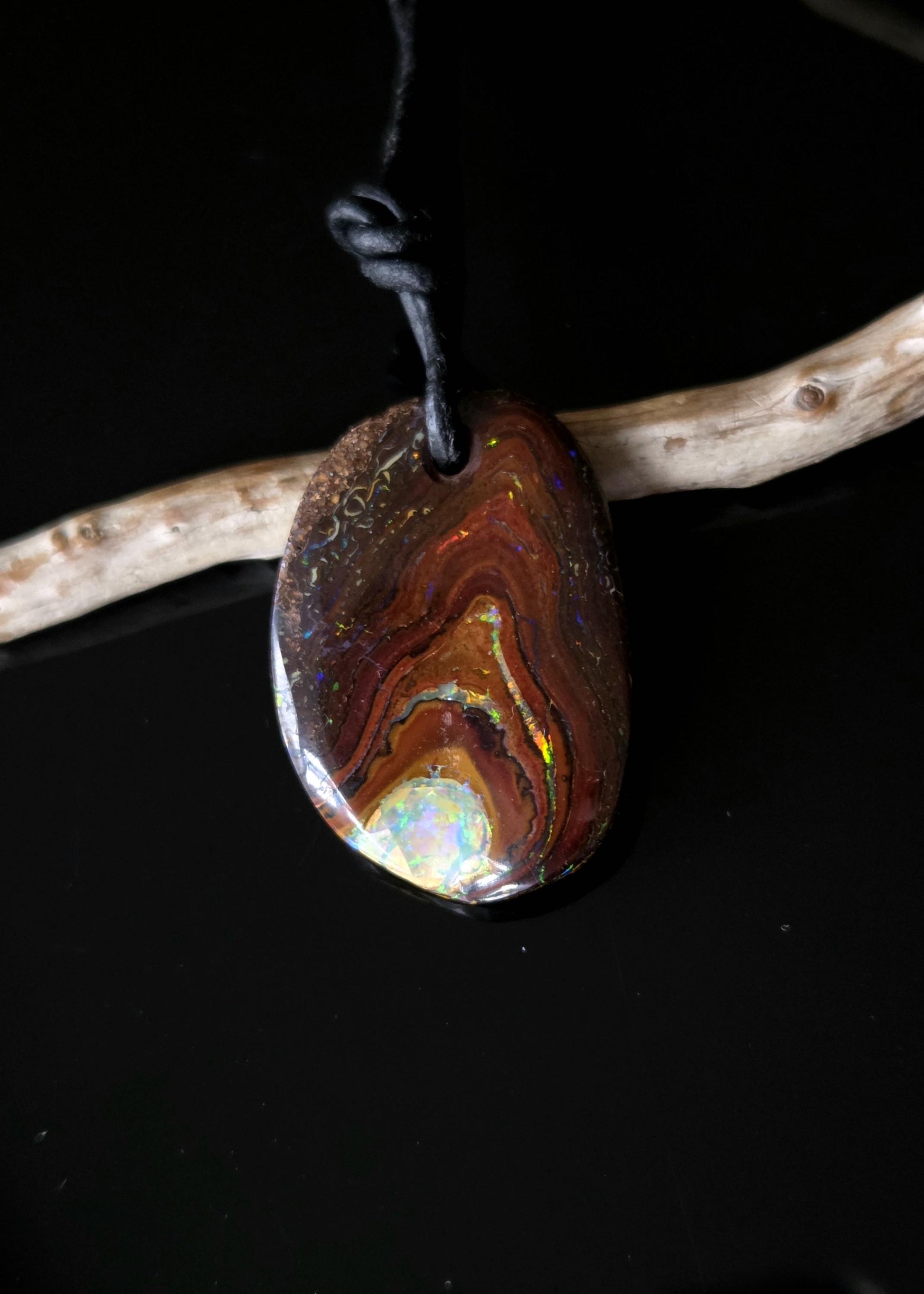 Traum von Boulder Opal flashfire Boulderopal Anhänger, "Versunkener Schatz", 31 x 21 x 8 mm, gebohrt, an verstellbarem Lederband