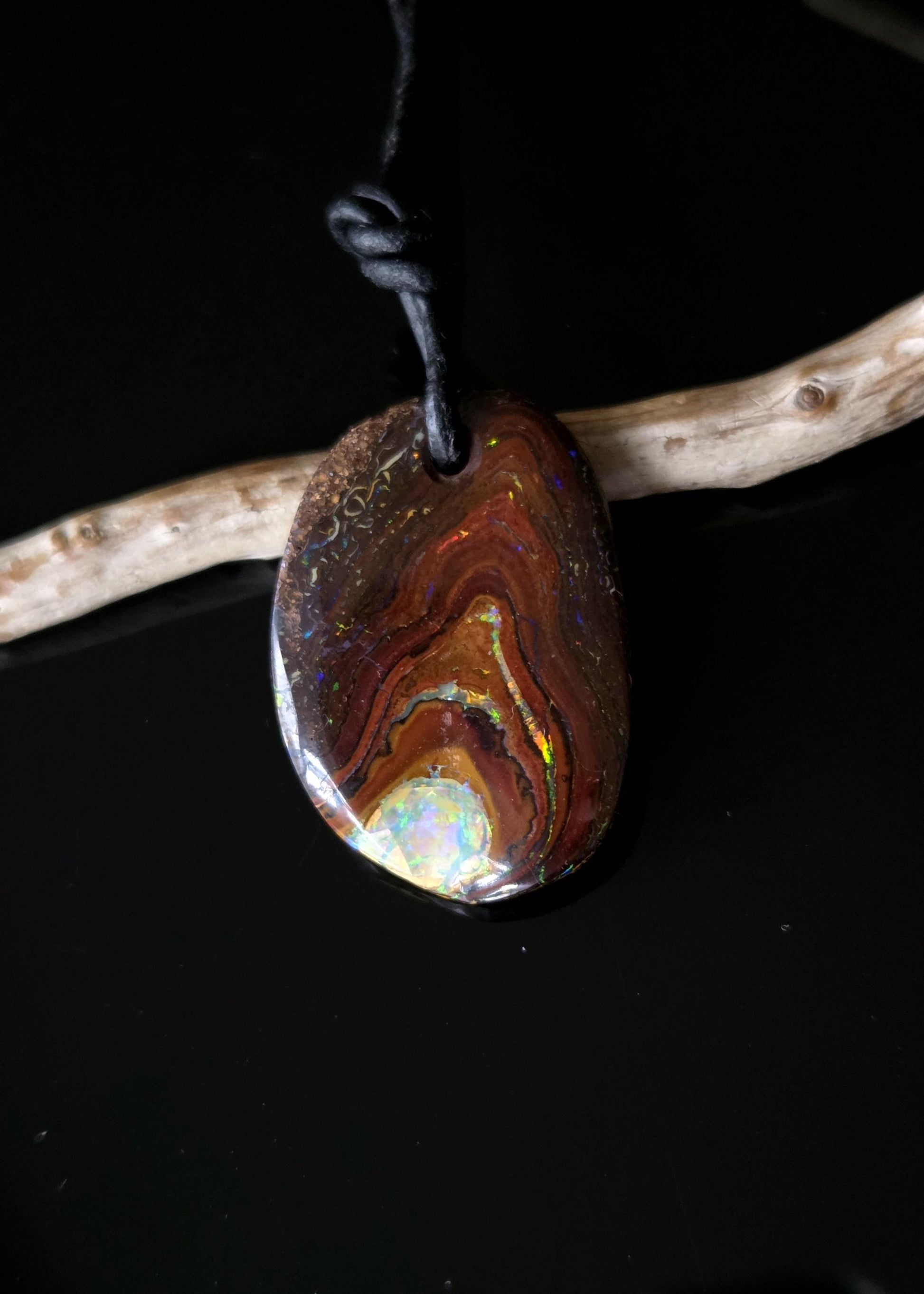 Traumhafter Boulder Opal flashfire Boulderopal Anhänger, "Versunkener Schatz", 31 x 21 x 8 mm, gebohrt, an verstellbarem Lederband