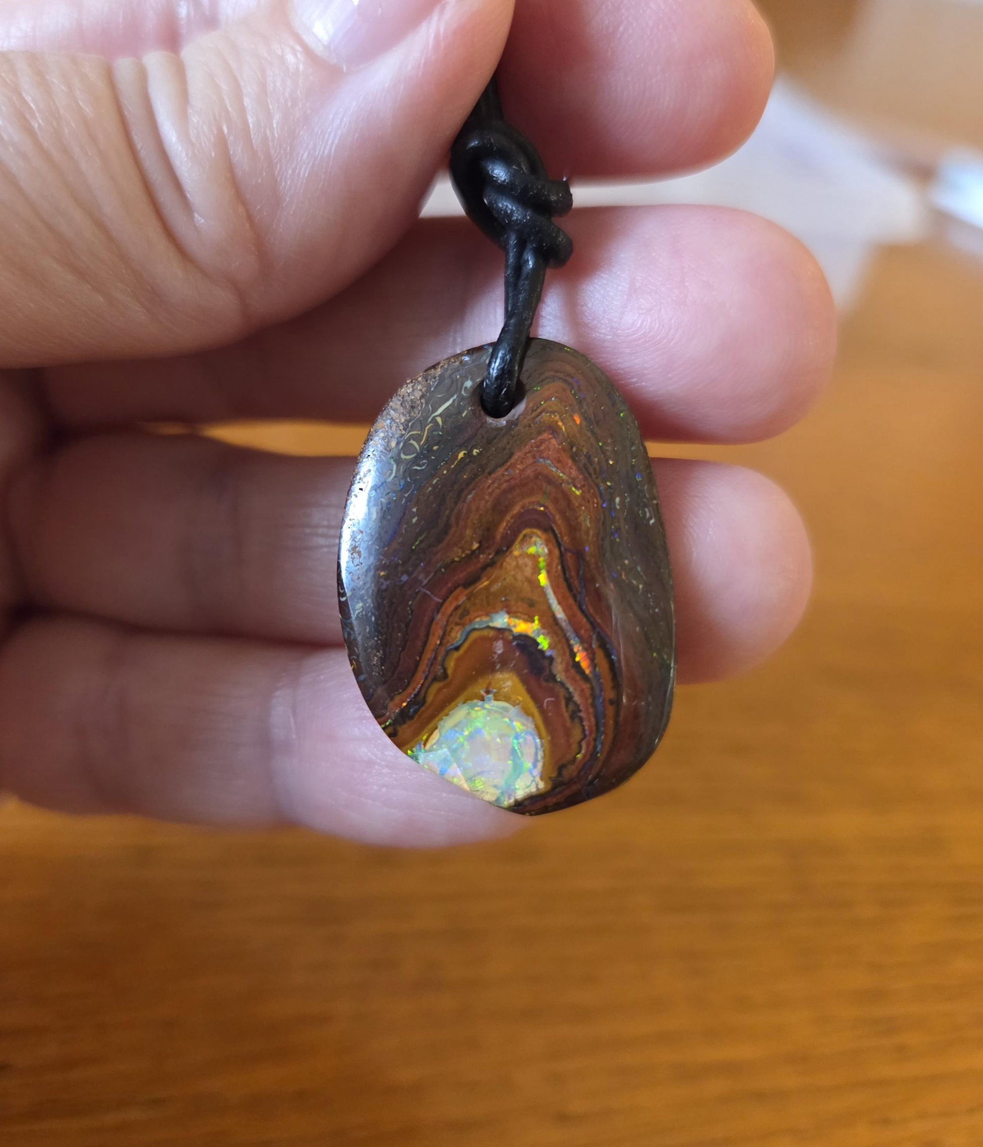 Traumhafter Boulder Opal flashfire Boulderopal Anhänger, "Versunkener Schatz", 31 x 21 x 8 mm, gebohrt, an verstellbarem Lederband