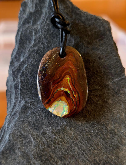 Traumhafter Boulder Opal flashfire Boulderopal Anhänger, "Versunkener Schatz", 31 x 21 x 8 mm, gebohrt, an verstellbarem Lederband