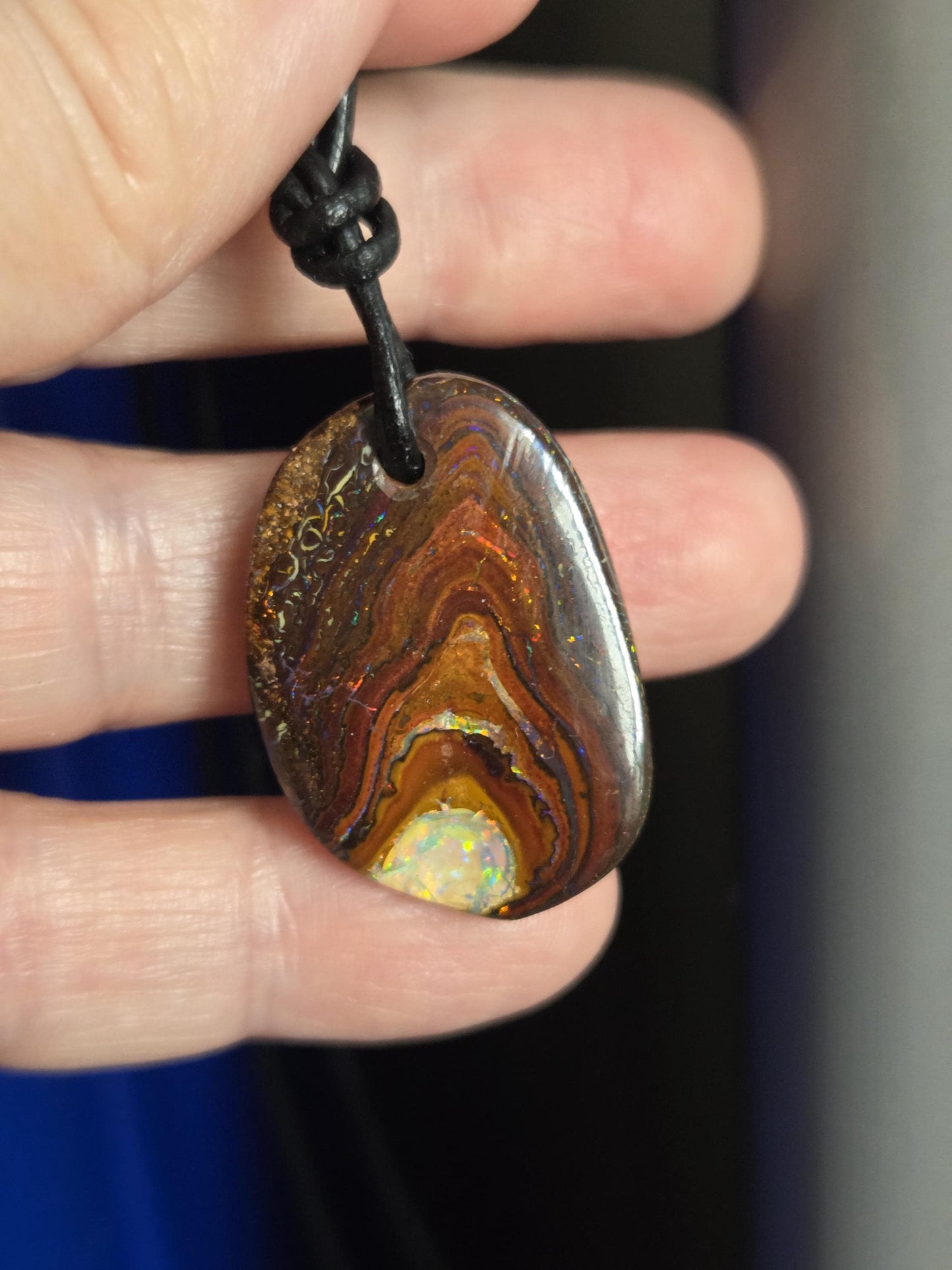 Traumhafter Boulder Opal flashfire Boulderopal Anhänger, "Versunkener Schatz", 31 x 21 x 8 mm, gebohrt, an verstellbarem Lederband