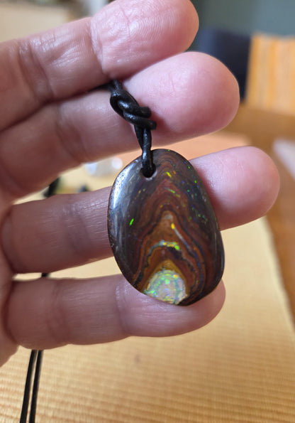 Traum von Boulder Opal flashfire Boulderopal Anhänger, "Versunkener Schatz", 31 x 21 x 8 mm, gebohrt, an verstellbarem Lederband