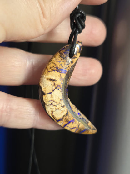 Boulder Opal, Boulderopal Anhänger, "Lila Bumerang", 46 x 15 x 7 mm, gebohrt, an verstellbarem Lederband