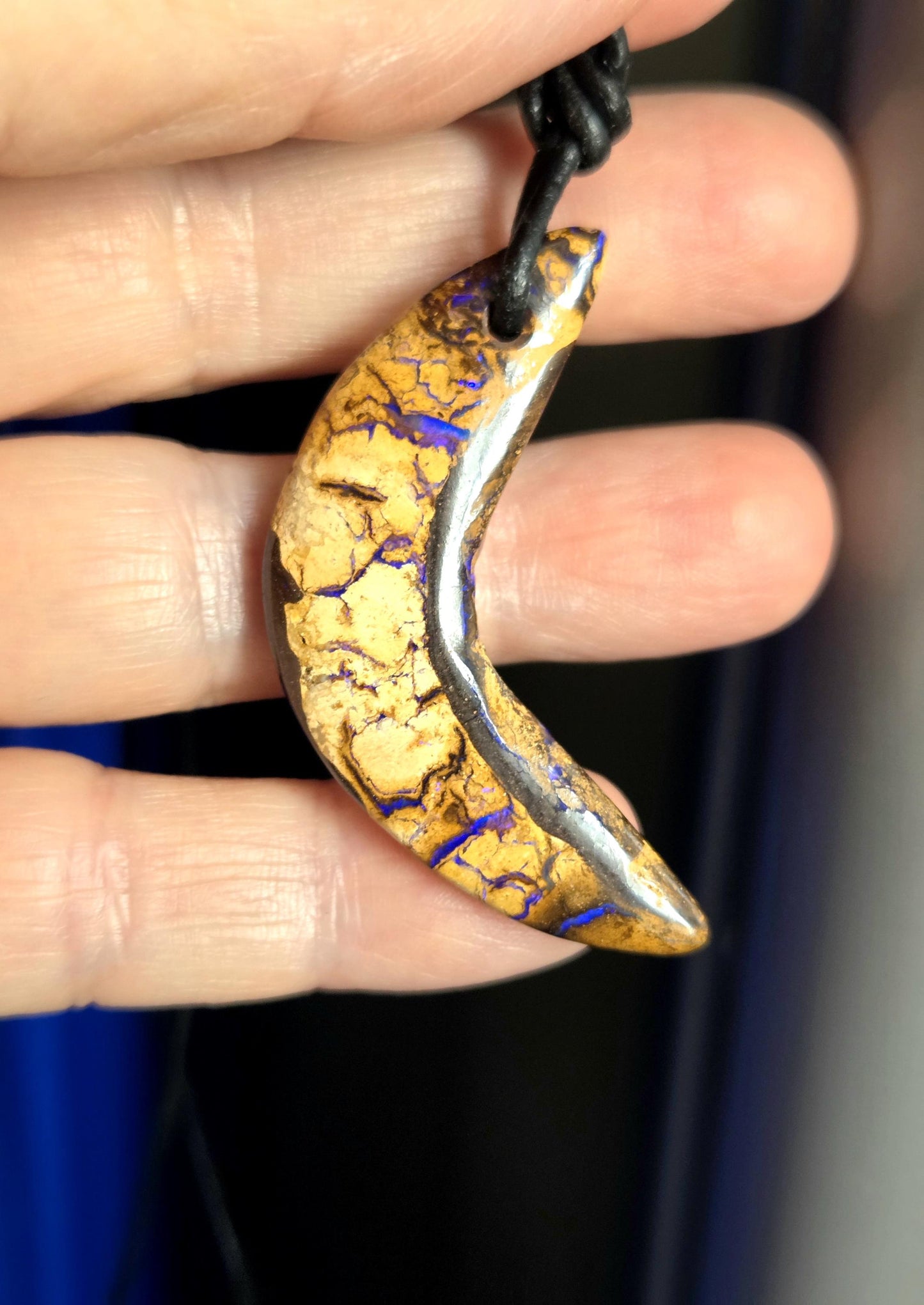 Boulder Opal, Boulderopal Anhänger, "Lila Bumerang", 46 x 15 x 7 mm, gebohrt, an verstellbarem Lederband