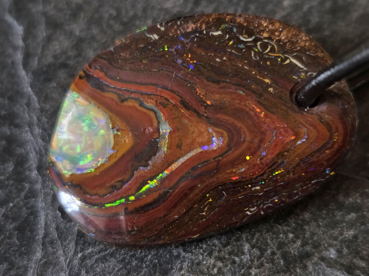 Traumhafter Boulder Opal flashfire Boulderopal Anhänger, "Versunkener Schatz", 31 x 21 x 8 mm, gebohrt, an verstellbarem Lederband