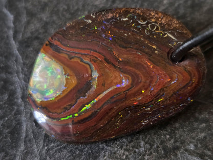 Traumhafter Boulder Opal flashfire Boulderopal Anhänger, "Versunkener Schatz", 31 x 21 x 8 mm, gebohrt, an verstellbarem Lederband