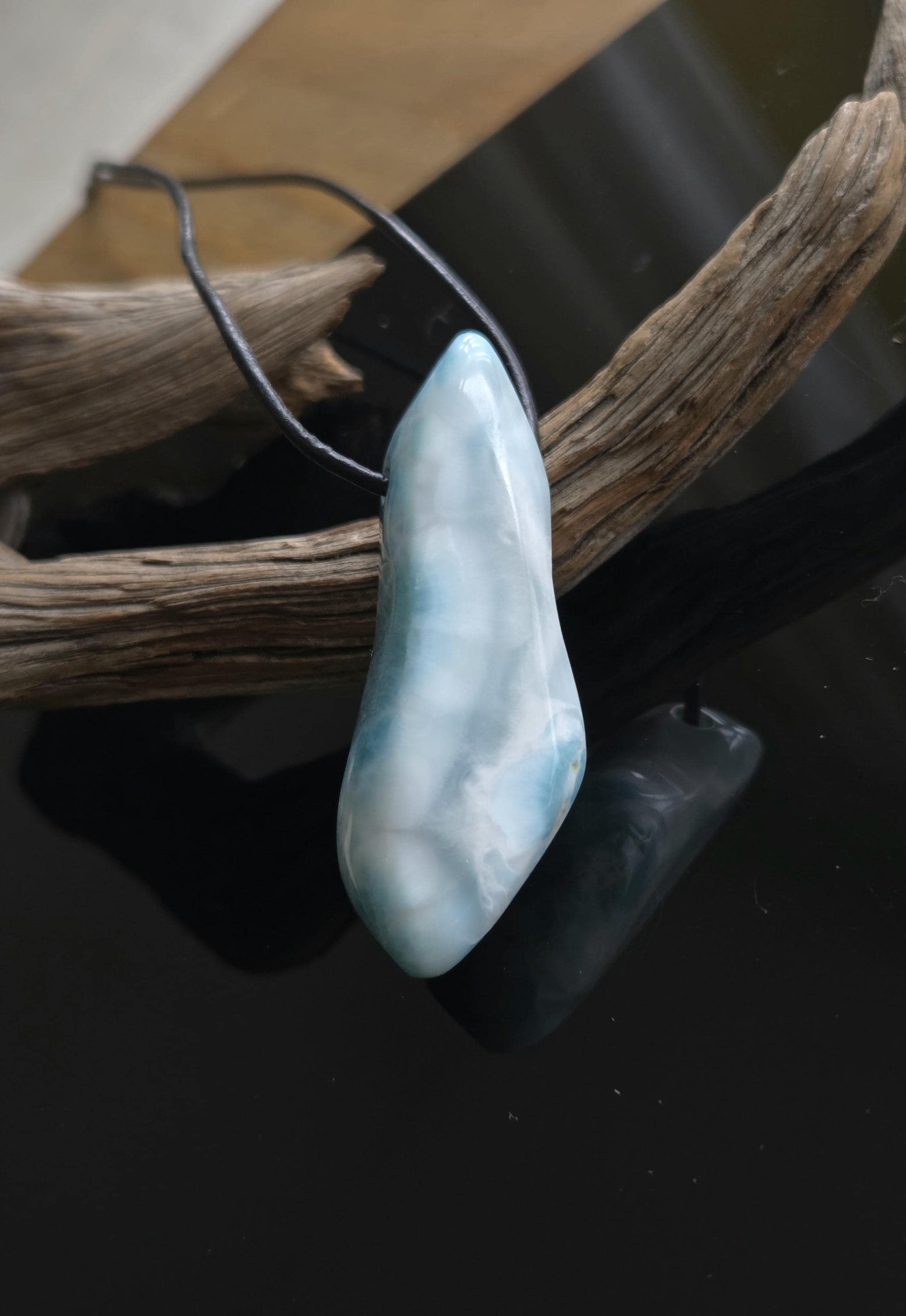 Traumhafter sehr großer Larimar Anhänger, Atlantis Stein, 55 x 20 x 14 mm, gebohrt, an verstellbarem Lederband