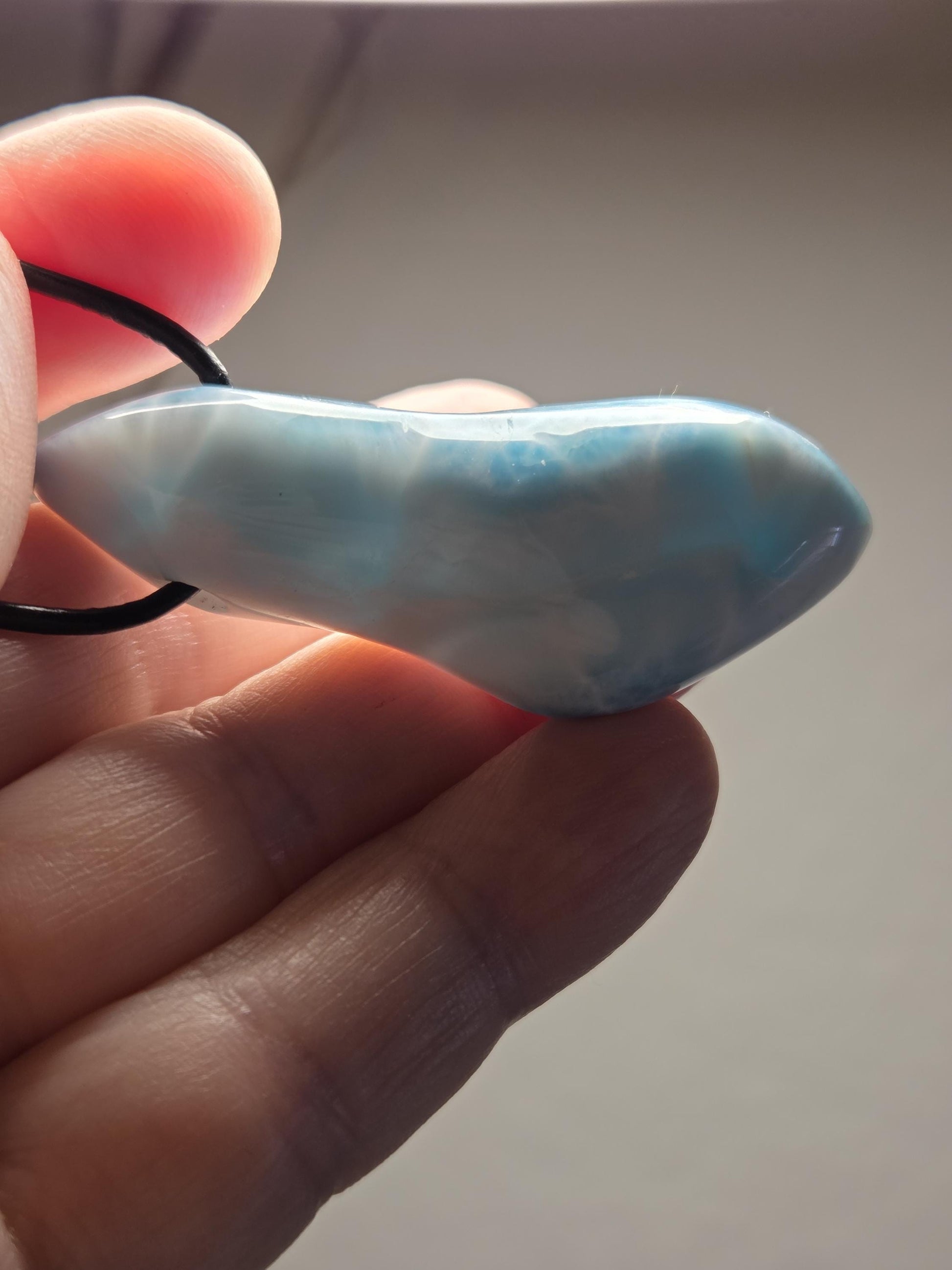 Traumhafter sehr großer Larimar Anhänger, Atlantis Stein, 55 x 20 x 14 mm, gebohrt, an verstellbarem Lederband