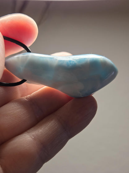 Traumhafter sehr großer Larimar Anhänger, Atlantis Stein, 55 x 20 x 14 mm, gebohrt, an verstellbarem Lederband