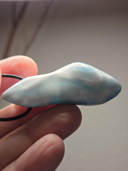 Traumhafter sehr großer Larimar Anhänger, Atlantis Stein, 55 x 20 x 14 mm, gebohrt, an verstellbarem Lederband