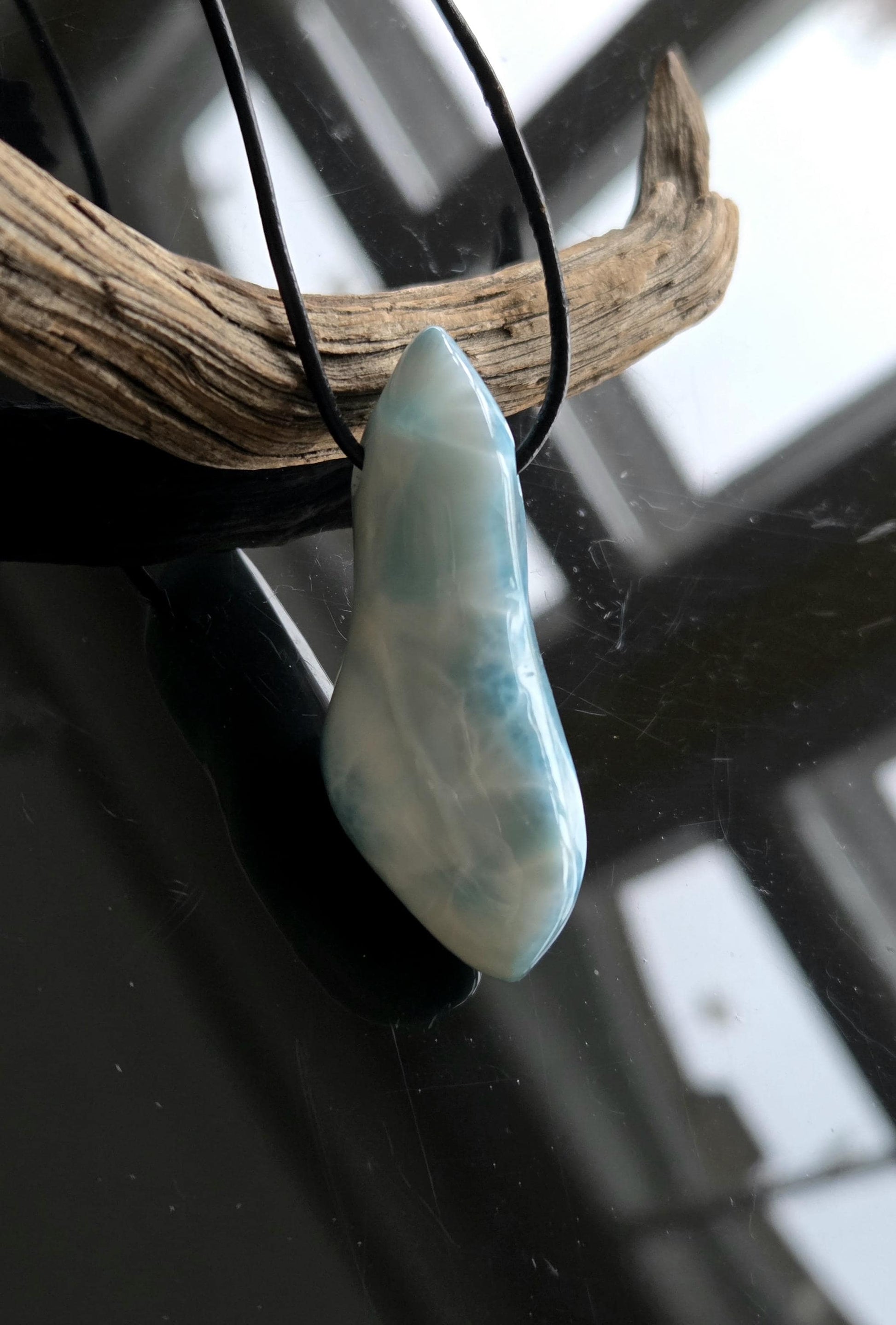 Traumhafter sehr großer Larimar Anhänger, Atlantis Stein, 55 x 20 x 14 mm, gebohrt, an verstellbarem Lederband