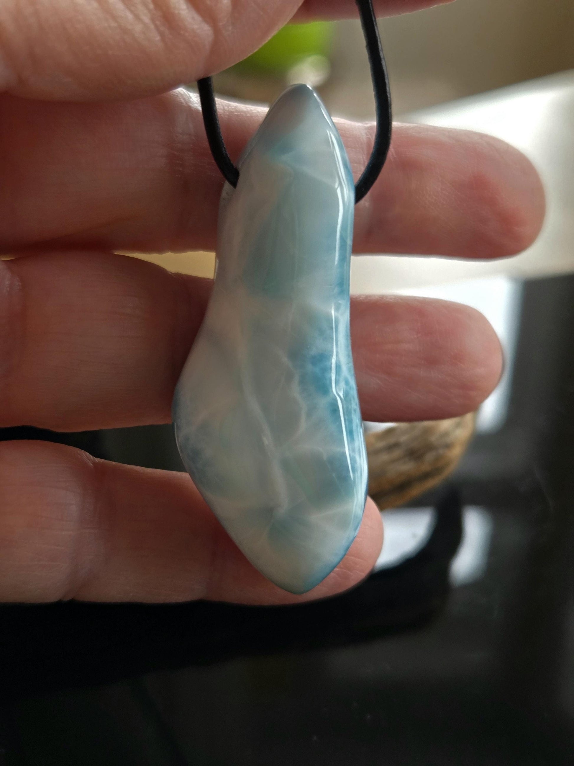 Traumhafter sehr großer Larimar Anhänger, Atlantis Stein, 55 x 20 x 14 mm, gebohrt, an verstellbarem Lederband
