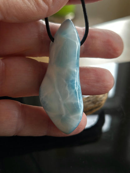 Traumhafter sehr großer Larimar Anhänger, Atlantis Stein, 55 x 20 x 14 mm, gebohrt, an verstellbarem Lederband