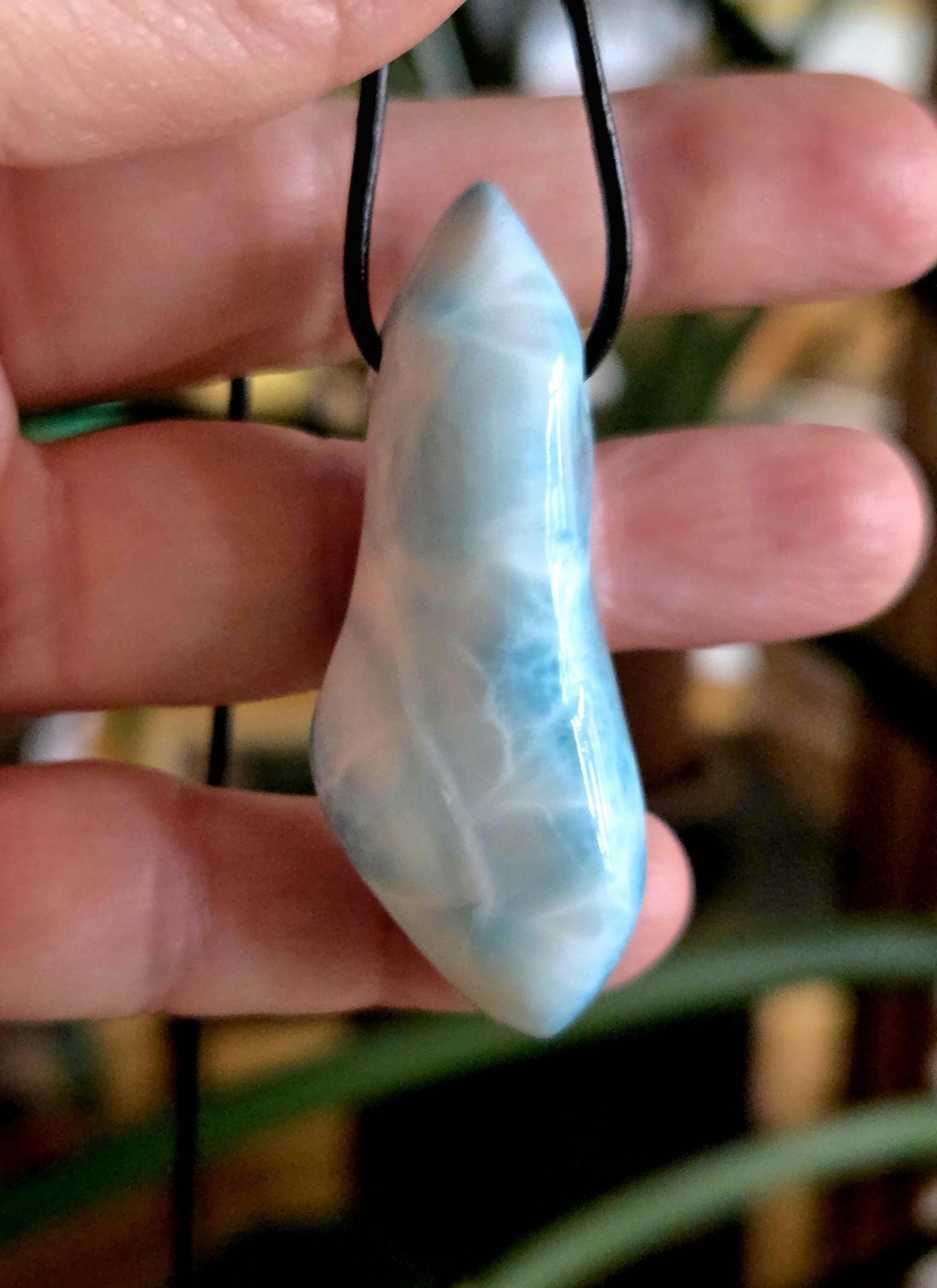 Traumhafter sehr großer Larimar Anhänger, Atlantis Stein, 55 x 20 x 14 mm, gebohrt, an verstellbarem Lederband