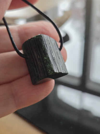 Dunkler Verdelith grüner Turmalin Rohstein Stäbchen waldgrün flaschengrün Anhänger, 22 x 19 x 10 mm, gebohrt, an verstellbarem Lederband