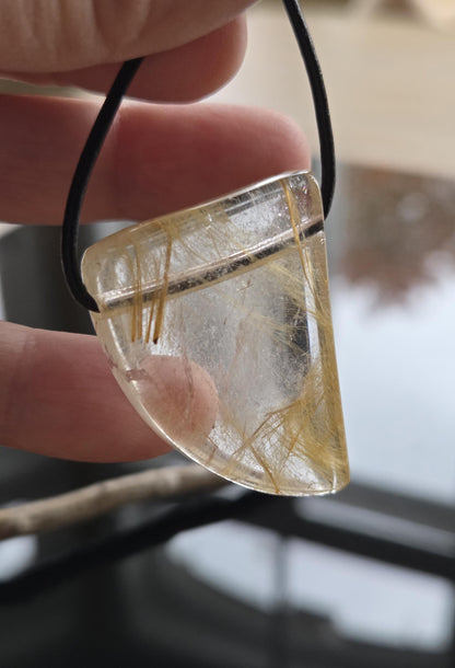 Gold Rutil Quarz Goldrutilquarz Anhänger, 39 x 29 x 10 mm, an verstellbarem Lederband, Hochwertige Qualität Brasilien