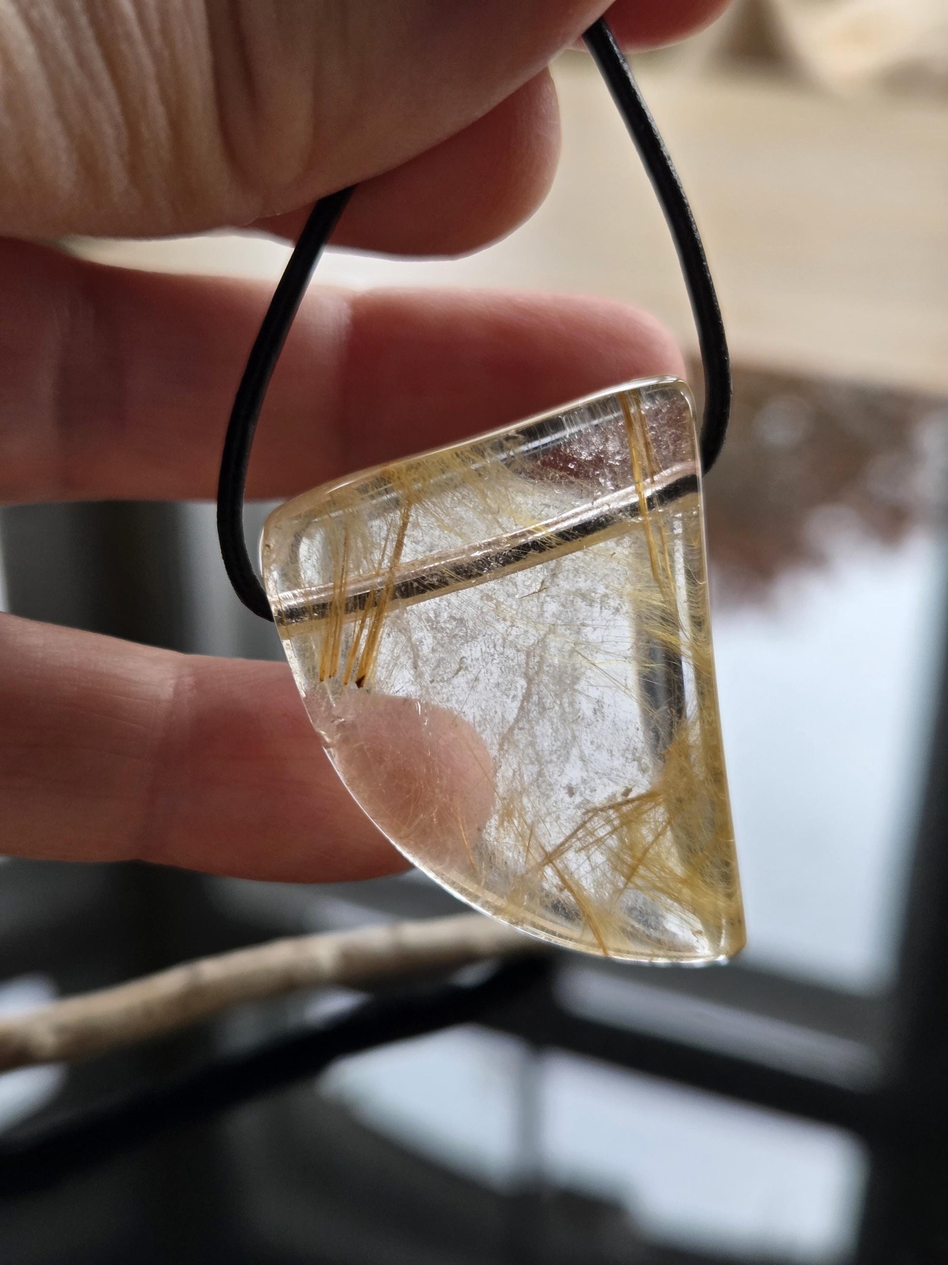 Gold Rutil Quarz Goldrutilquarz Anhänger, 39 x 29 x 10 mm, an verstellbarem Lederband, Hochwertige Qualität Brasilien