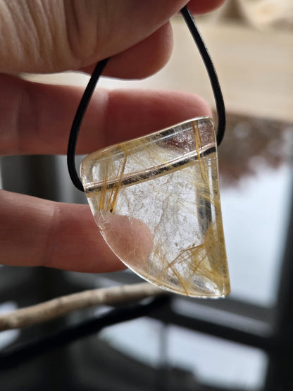 Gold Rutil Quarz Goldrutilquarz Anhänger, 39 x 29 x 10 mm, an verstellbarem Lederband, Hochwertige Qualität Brasilien