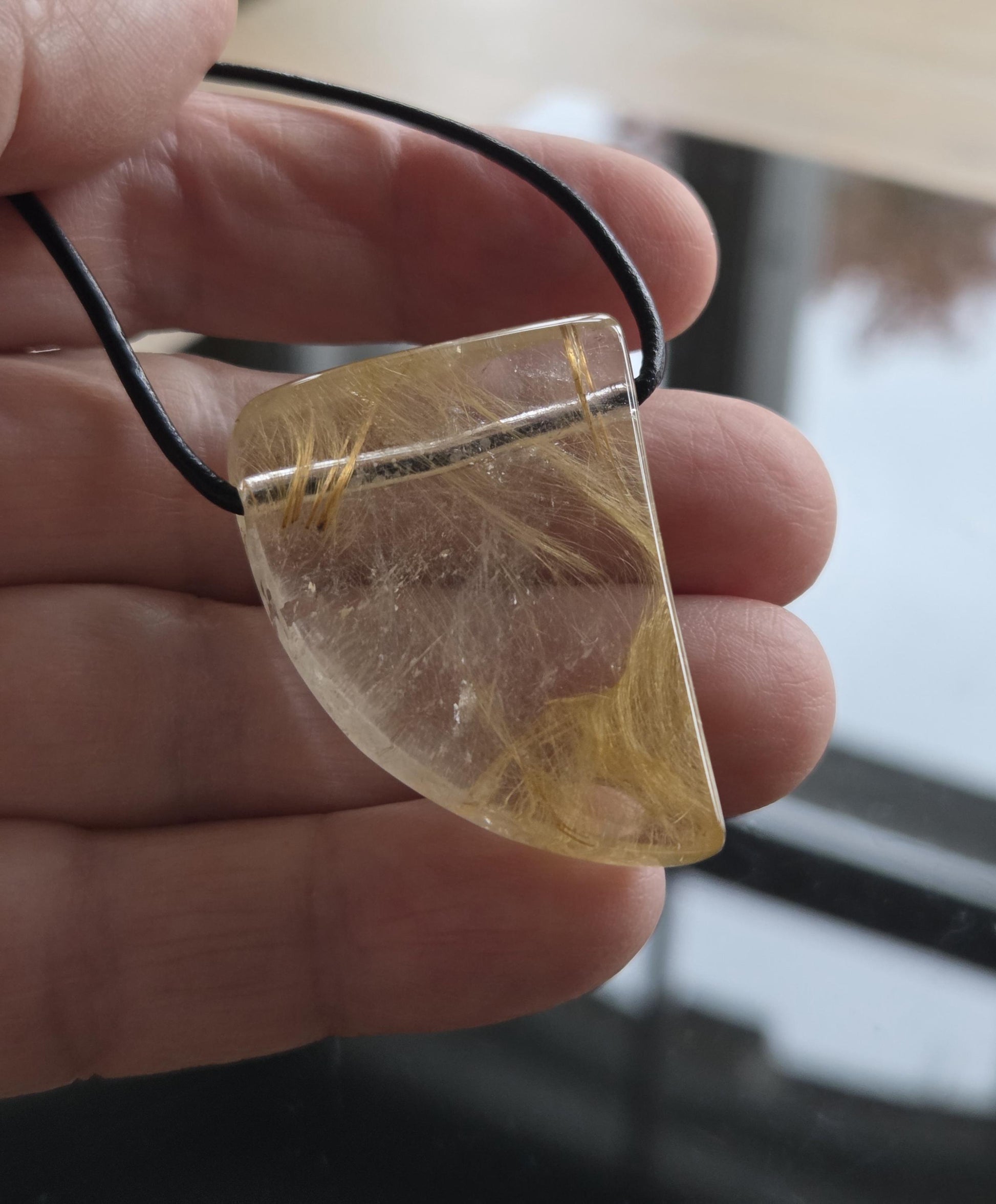 Gold Rutil Quarz Goldrutilquarz Anhänger, 39 x 29 x 10 mm, an verstellbarem Lederband, Hochwertige Qualität Brasilien