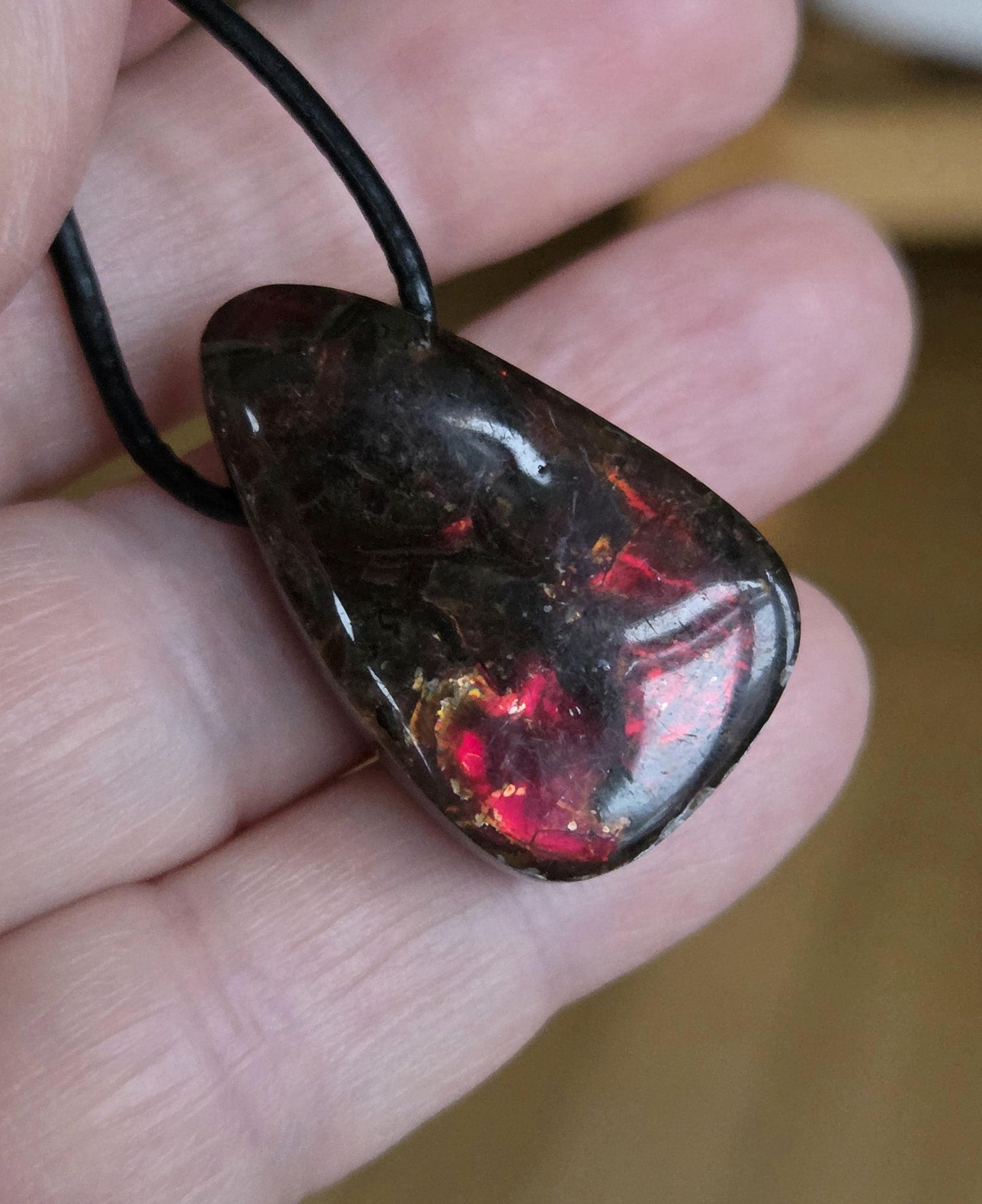 Traum von Ammolith Opal Anhänger, in eigenem Muttergestein, Alberta Kanada, 30 x 18 x 10 mm, gebohrt, an verstellbarem Lederband, Ammolit, Ammonit