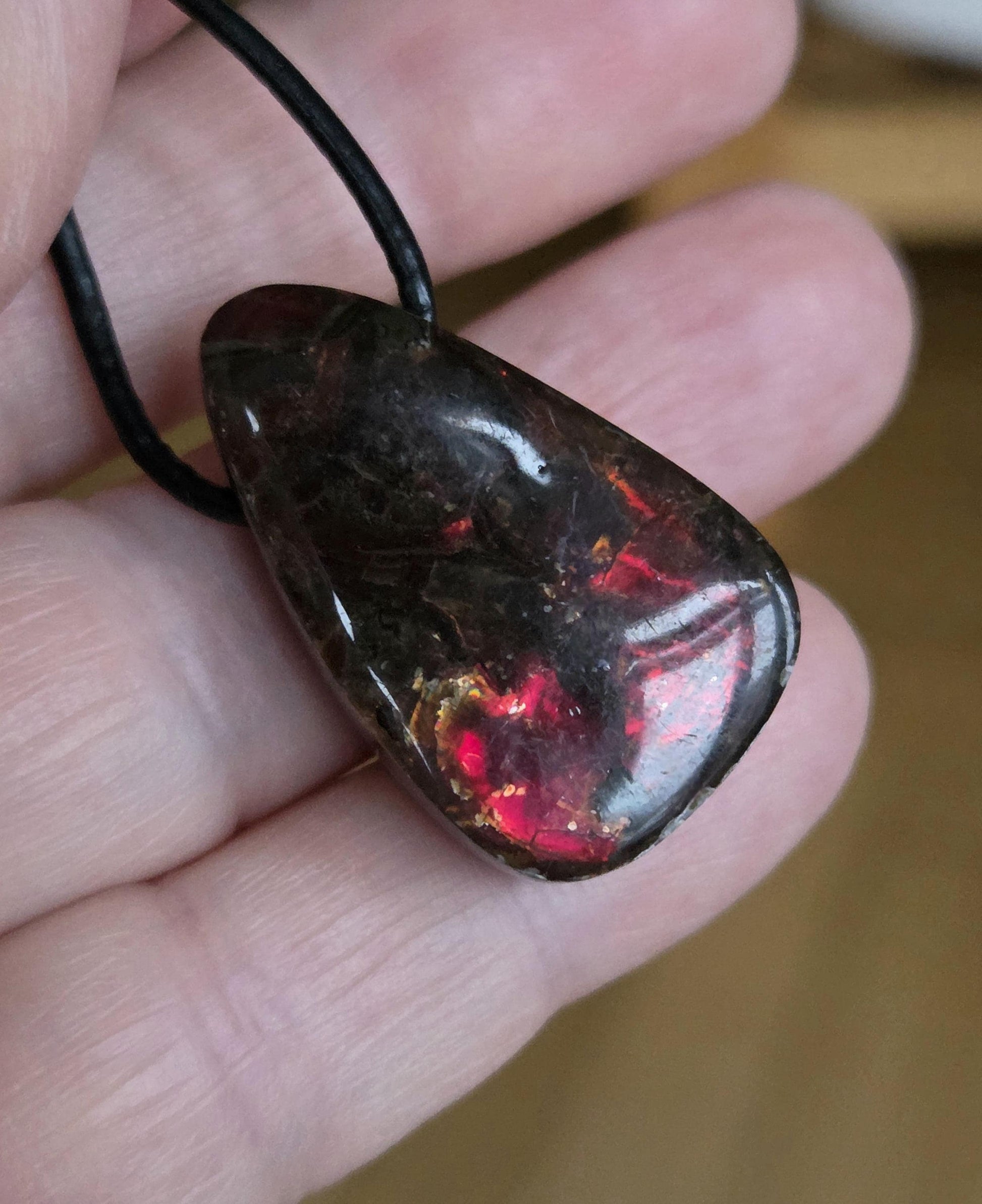 Traum von Ammolith Opal Anhänger, in eigenem Muttergestein, Alberta Kanada, 30 x 18 x 10 mm, gebohrt, an verstellbarem Lederband, Ammolit, Ammonit