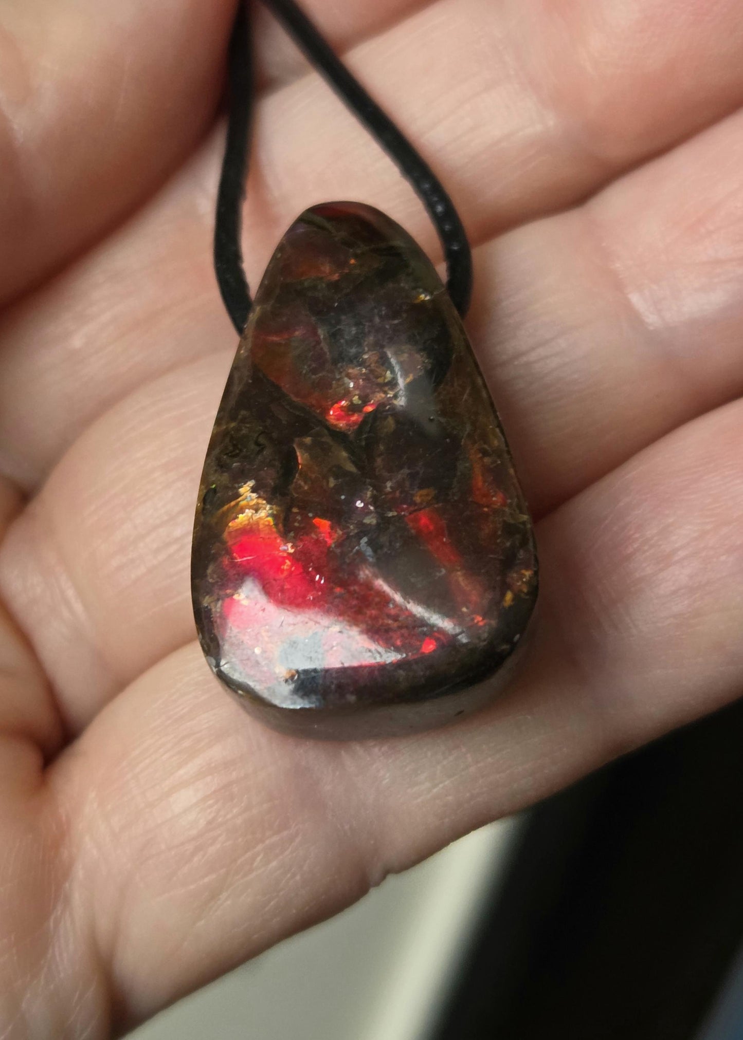 Traum von Ammolith Opal Anhänger, in eigenem Muttergestein, Alberta Kanada, 30 x 18 x 10 mm, gebohrt, an verstellbarem Lederband, Ammolit, Ammonit