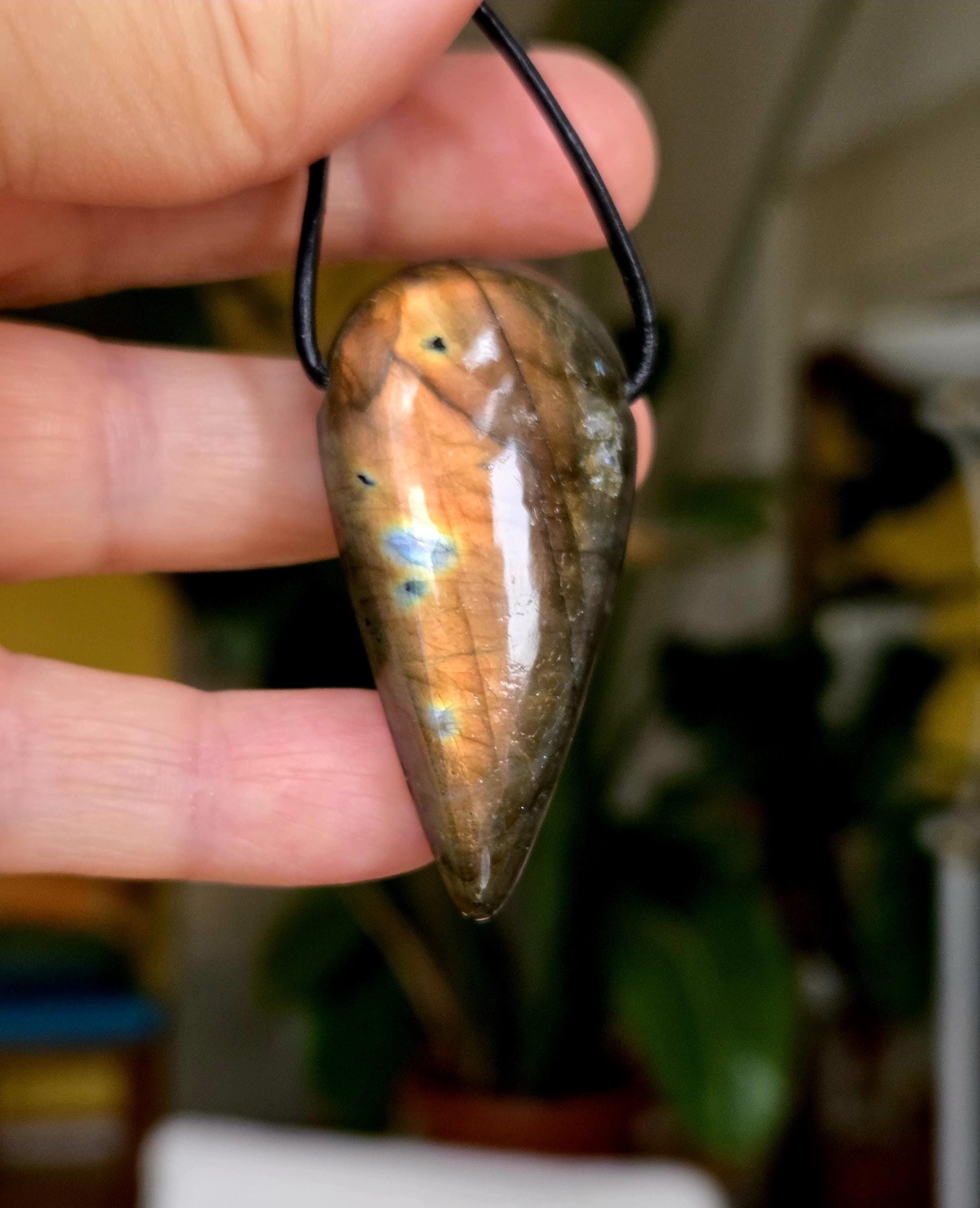 Labradorit großer Anhänger Gold apricot blau , 49 x 24 x 10 mm, gebohrt, an verstellbarem Lederband