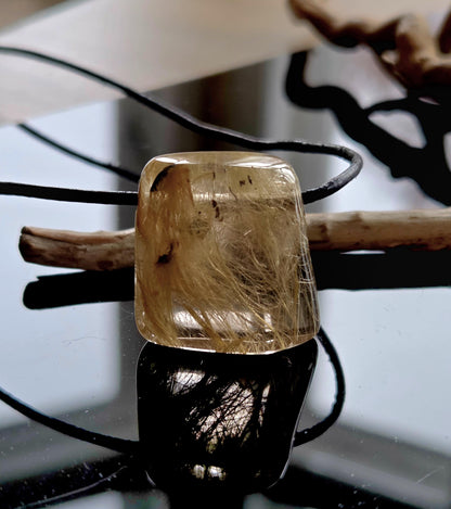 Gold Rutil Quarz Goldrutilquarz Anhänger, 25 x 24 x 10 mm, an verstellbarem Lederband, Hochwertige Qualität Brasilien