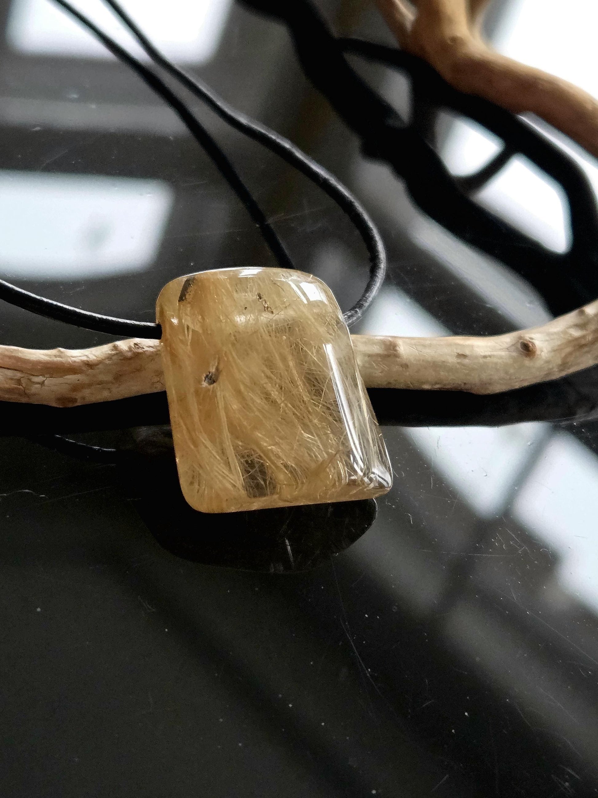 Gold Rutil Quarz Goldrutilquarz Anhänger, 25 x 24 x 10 mm, an verstellbarem Lederband, Hochwertige Qualität Brasilien