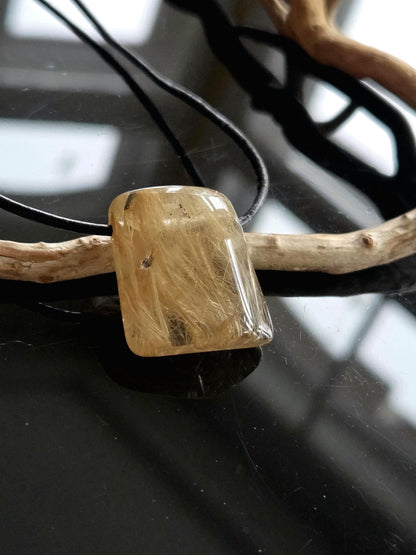 Gold Rutil Quarz Goldrutilquarz Anhänger, 25 x 24 x 10 mm, an verstellbarem Lederband, Hochwertige Qualität Brasilien