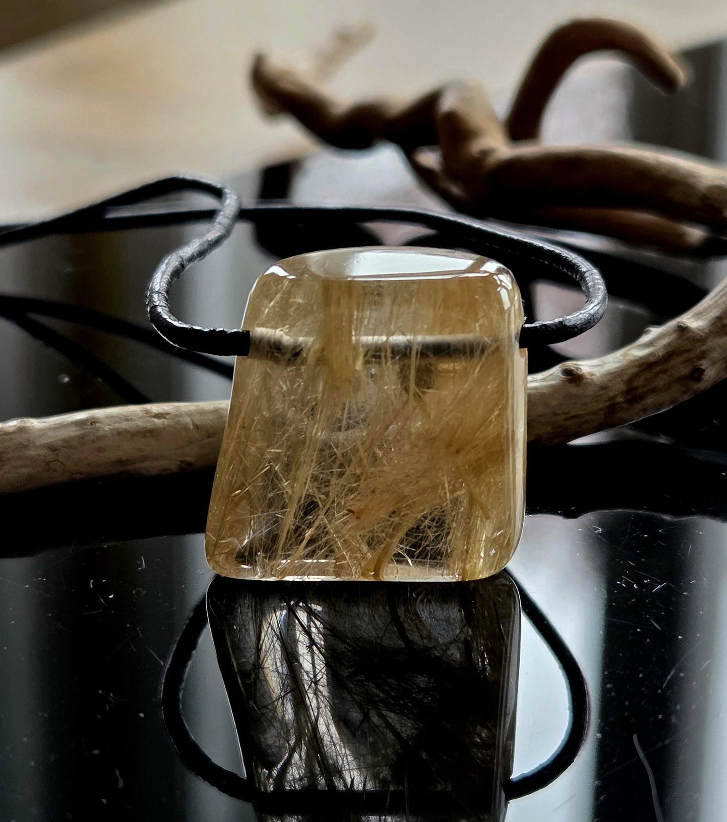 Gold Rutil Quarz Goldrutilquarz Anhänger, 25 x 24 x 10 mm, an verstellbarem Lederband, Hochwertige Qualität Brasilien