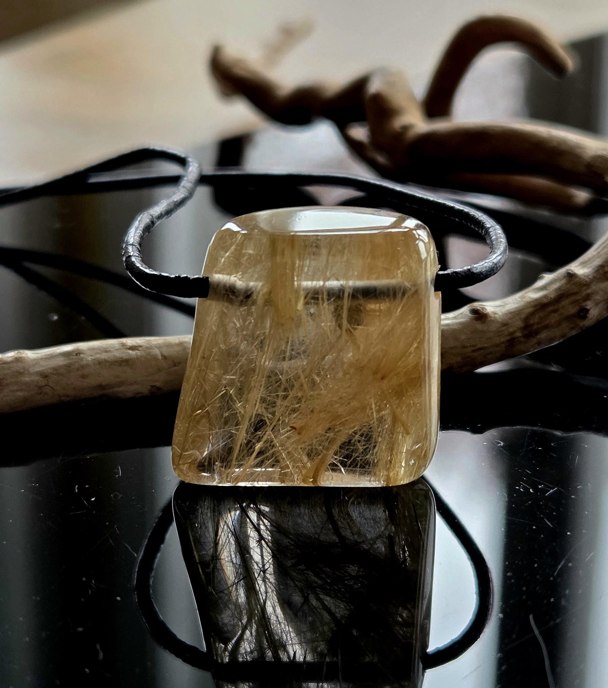 Gold Rutil Quarz Goldrutilquarz Anhänger, 25 x 24 x 10 mm, an verstellbarem Lederband, Hochwertige Qualität Brasilien