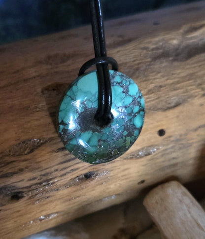 Türkis grün blau Anhänger Donut , 27 x 27 x 11 mm, an verstellbarem Lederband