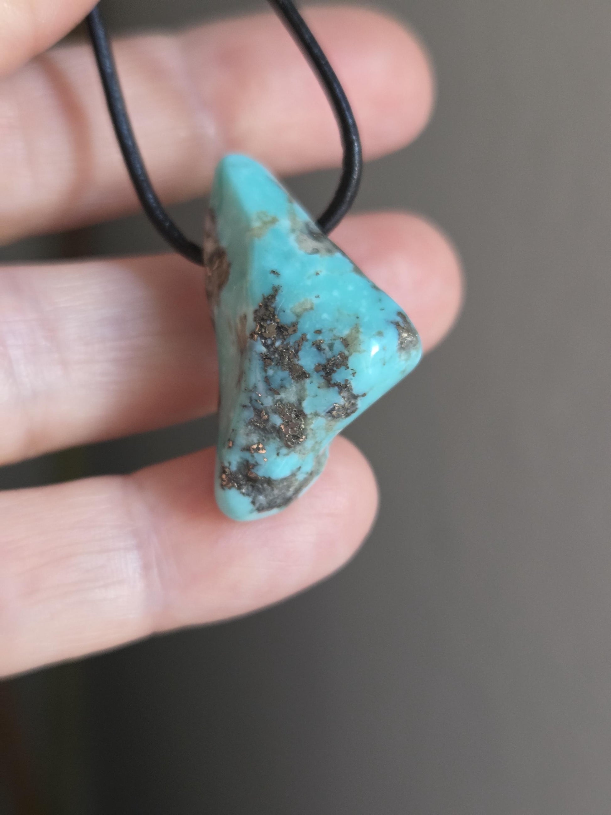 Türkis Anhänger, 31 x 20 x 13 mm, gebohrt, an verstellbarem Lederband