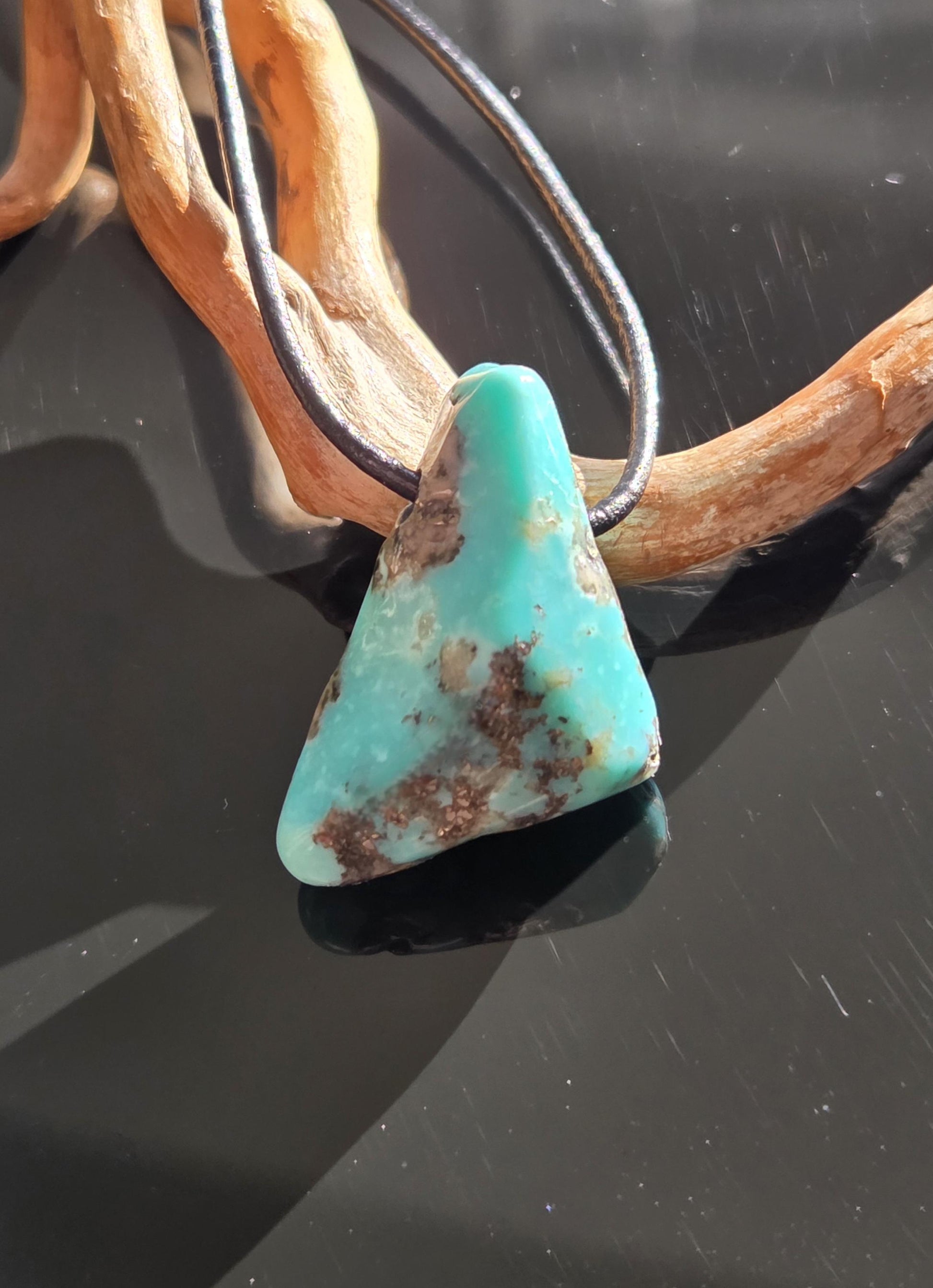 Türkis Anhänger, 31 x 20 x 13 mm, gebohrt, an verstellbarem Lederband